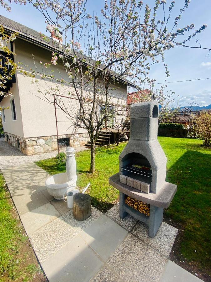 Vila Sejalec Villa Lesce  Luaran gambar