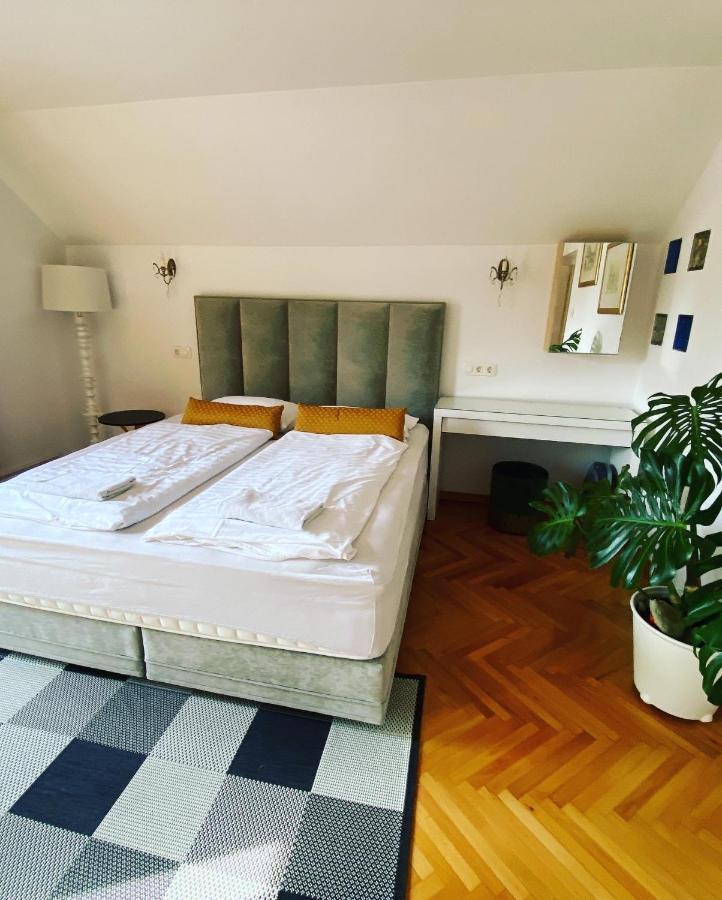 Vila Sejalec Villa Lesce  Luaran gambar