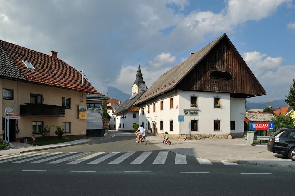 Vila Sejalec Villa Lesce  Luaran gambar
